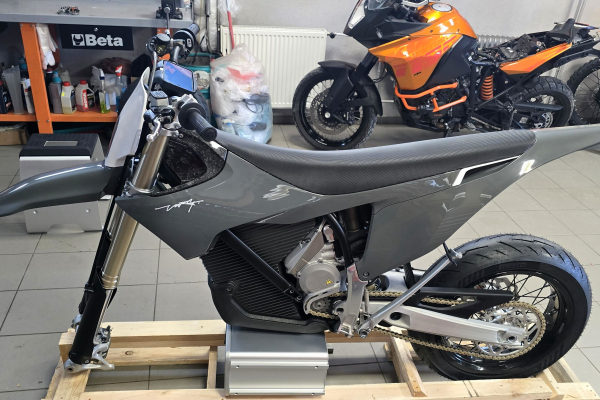 STARK VARG  supermoto má 80 HP a dojazd 120 kilometrov.