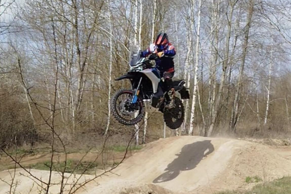 Uvoľnite priestor vo Vašej garáži , pretože CFMOTO 450MT je skladom v OKR Moto
