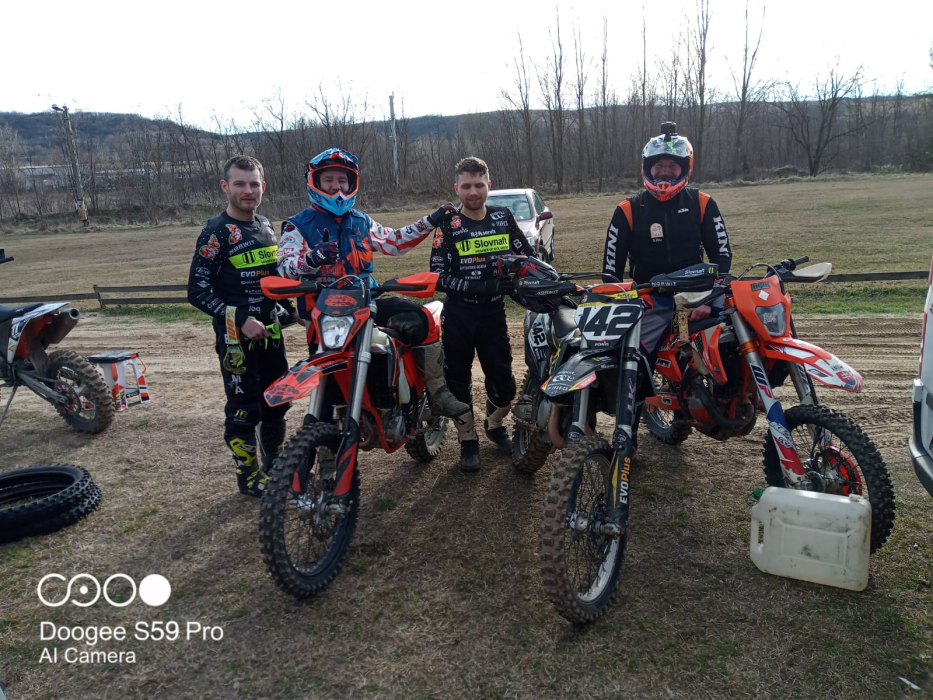 VIP OKR Moto škola  s  Németh Kornélom  , Grilmayer Gáborom a Štefanom Svitkom 25-26.2023 na MX trati v PILISCSÉV