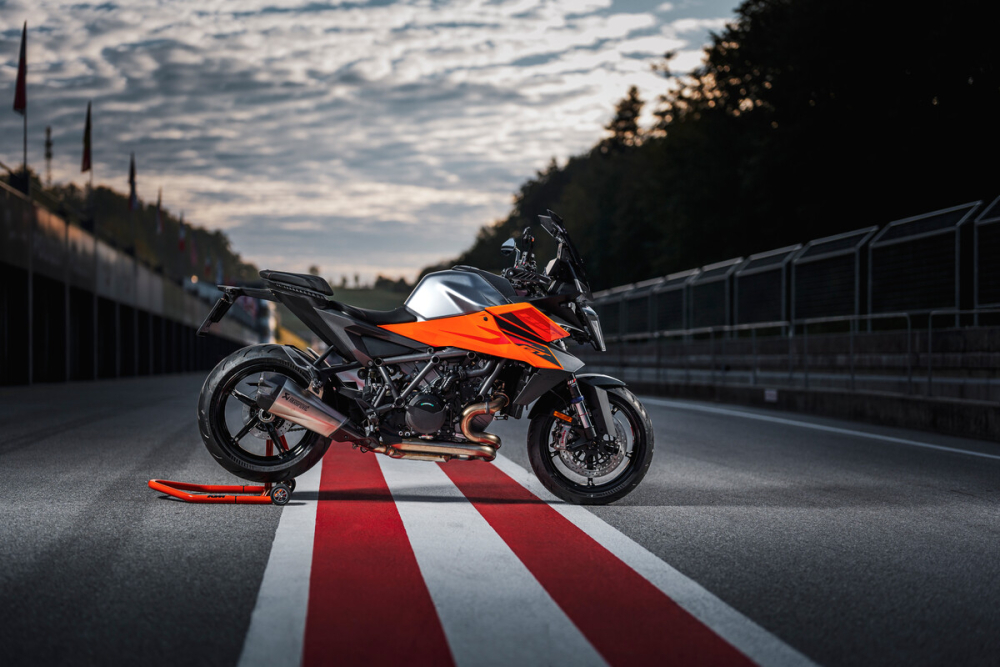 Vyrazte na ďalekú cestu s novým KTM 1390 SUPER DUKE GT z roku 2025!