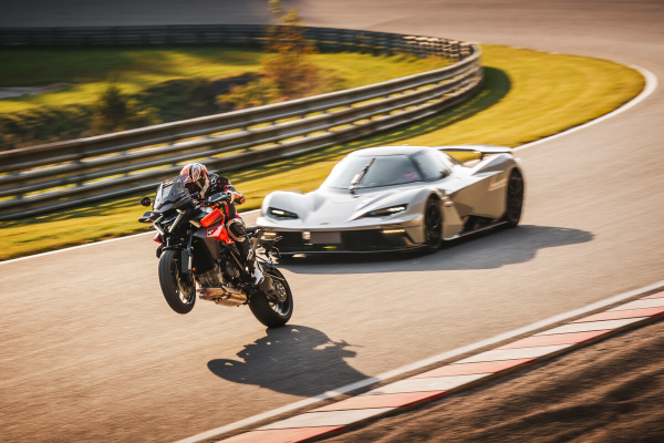 Vyrazte na trať s novým KTM 1390 SUPER DUKE GT z roku 2025!